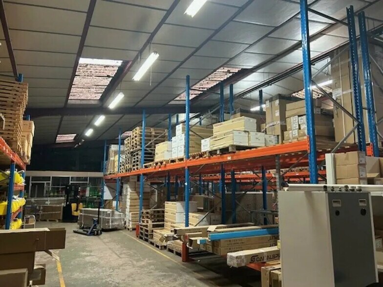 Local d’activités dans Saint-Avertin à louer - Photo de l’immeuble – Image 3 sur 9