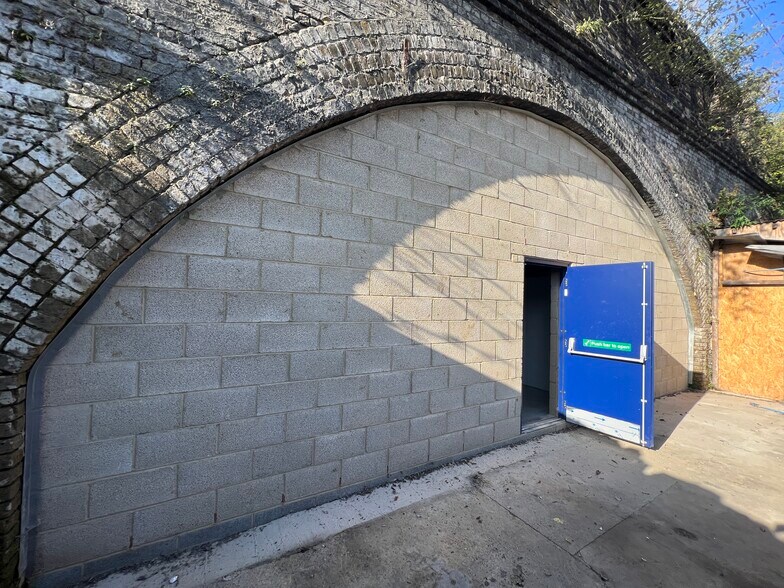 364-368 Winchelsea Rd, Londres à louer - Photo de l’immeuble – Image 3 sur 3