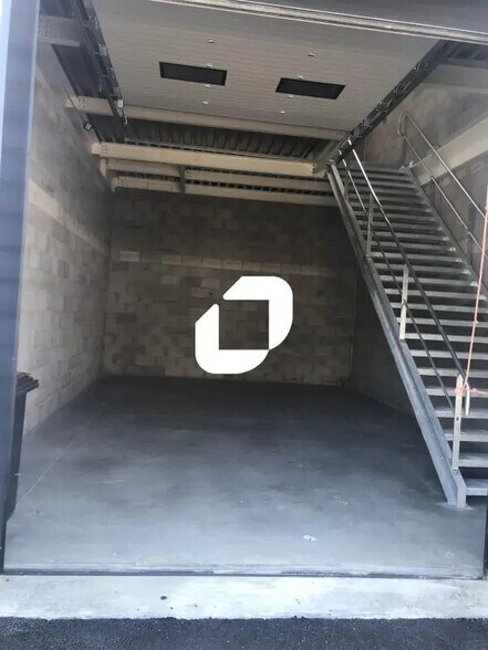 Local d’activités dans Neuilly-Plaisance à louer - Photo de l’immeuble – Image 3 sur 5