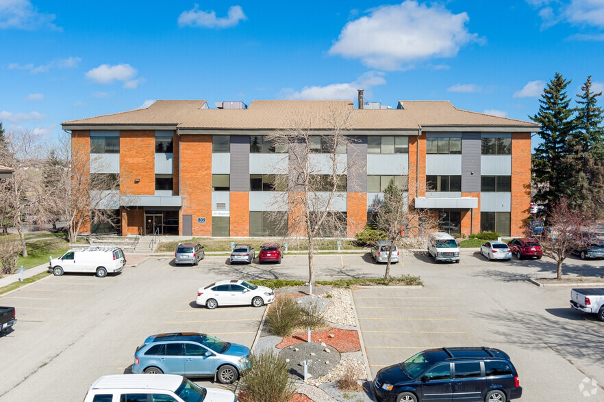 809 Manning Rd NE, Calgary, AB à louer - Photo de l’immeuble – Image 1 sur 5