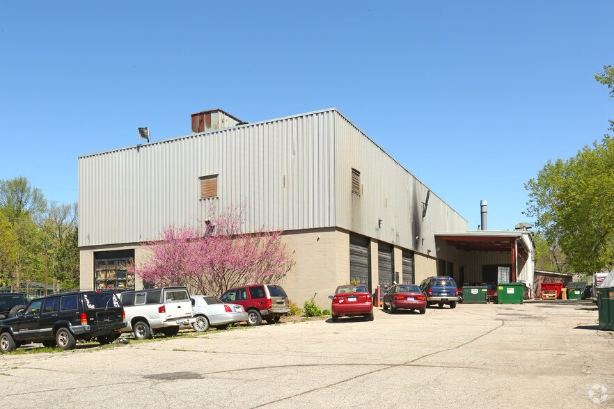 17000 Northville Rd, Northville, MI à louer - Photo de l’immeuble – Image 3 sur 5