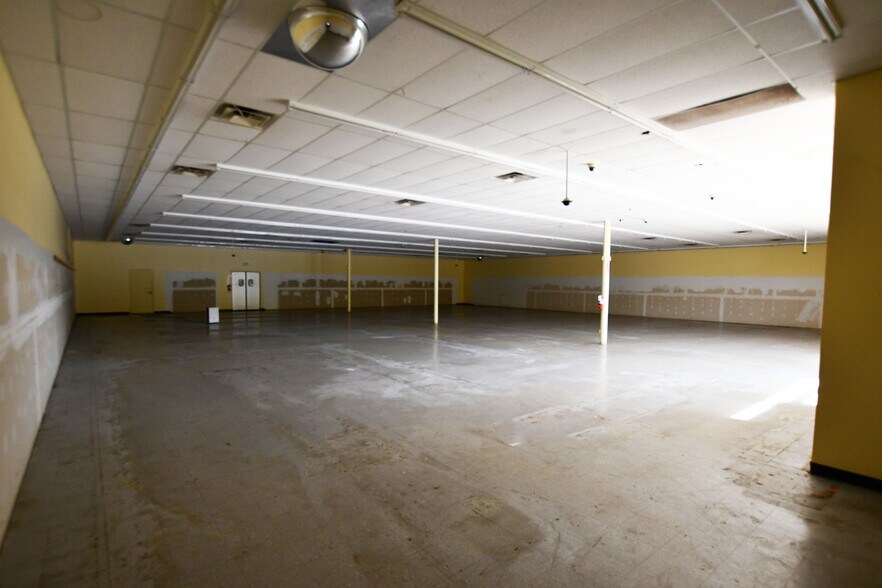 1016 Winchester Rd, Irvine, KY à louer - Photo de l’immeuble – Image 3 sur 27