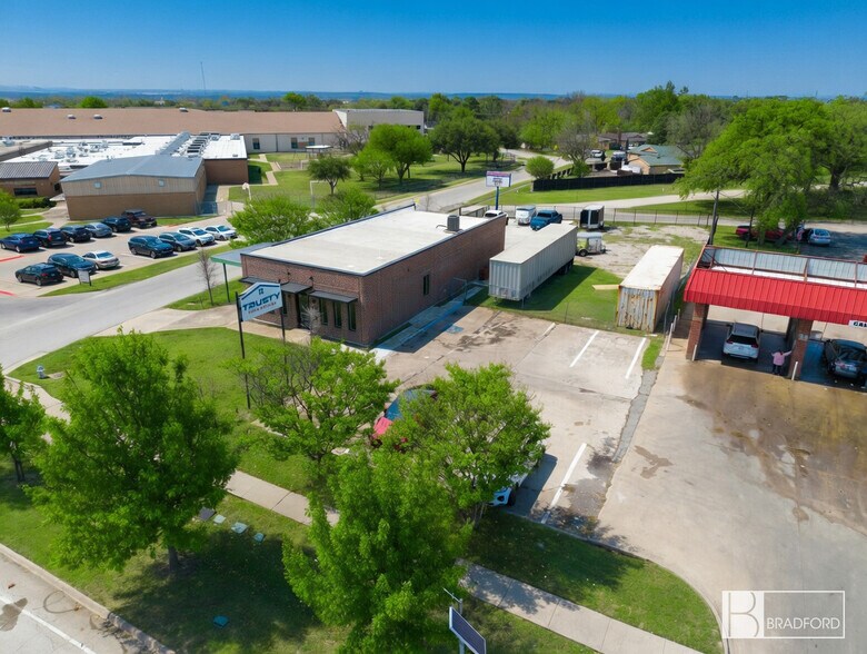 300 Fox Ave, Lewisville, TX à vendre - Photo de l’immeuble – Image 3 sur 4