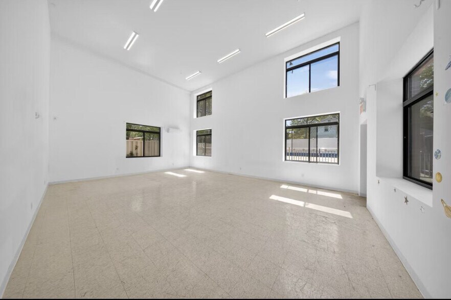14218 32nd Ave, Flushing, NY à vendre - Photo de l’immeuble – Image 3 sur 9