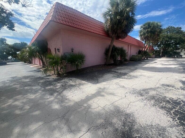 6449 38th Ave, Saint Petersburg, FL à louer - Photo de l’immeuble – Image 2 sur 17
