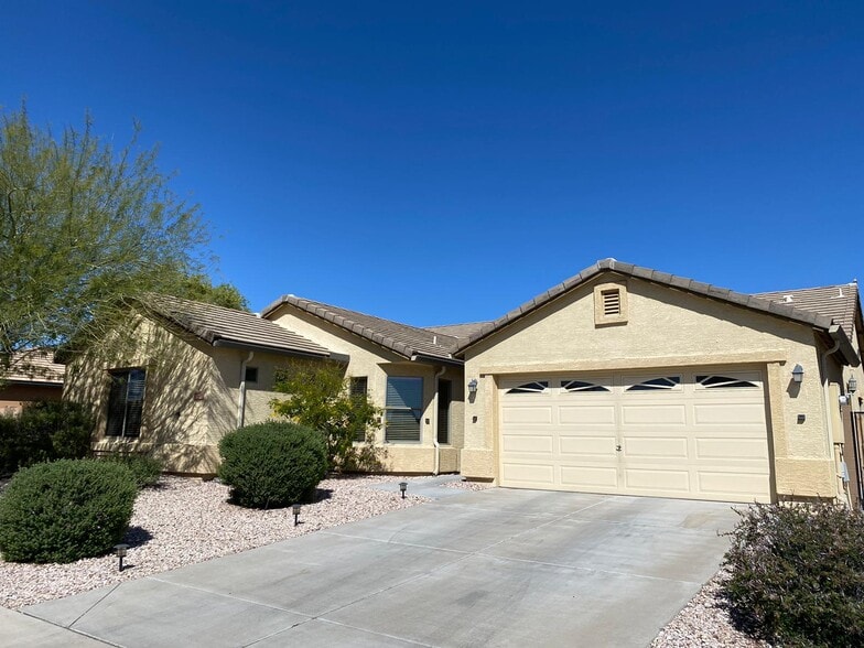 23026 W Gardenia Dr, Buckeye, AZ à vendre - Photo principale – Image 1 sur 56