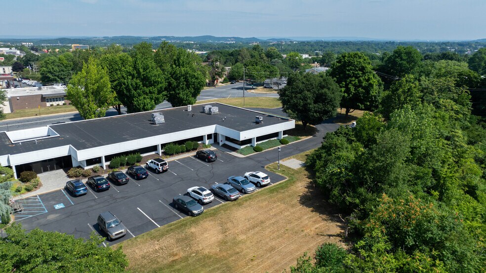 850 N Wyomissing Blvd, Wyomissing, PA à louer - Photo de l’immeuble – Image 1 sur 39