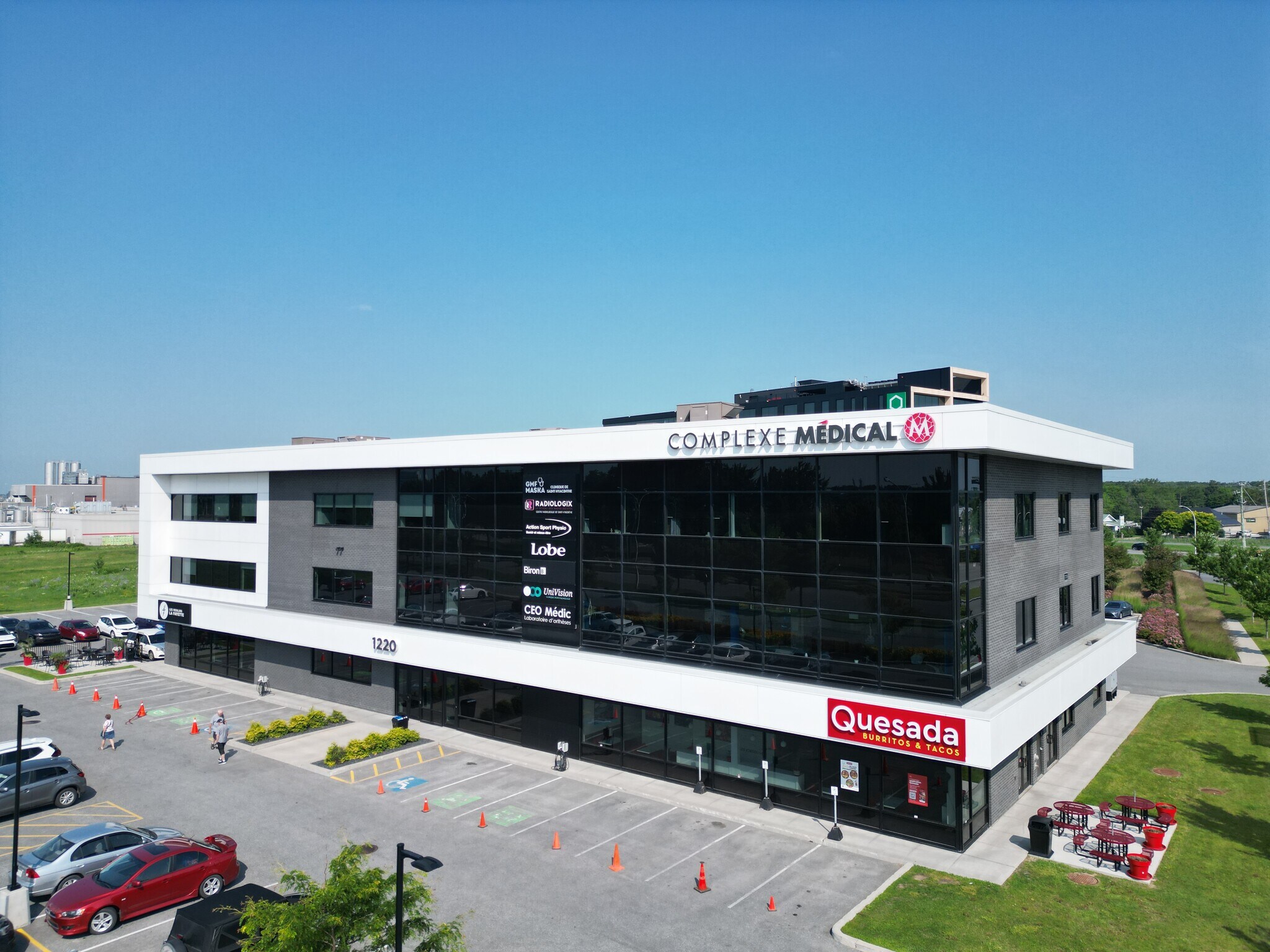 1220 Boul Casavant E, Saint-Hyacinthe, QC à louer Photo de l’immeuble– Image 1 sur 3