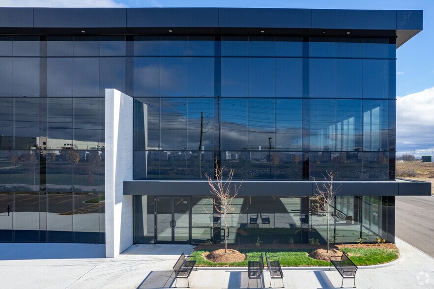 700 Anatolian Dr, Vaughan, ON à louer - Photo de l’immeuble – Image 3 sur 4