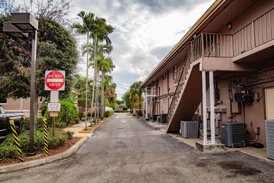 1000-1042 S Military Trl, West Palm Beach, West Palm Beach, FL à vendre - Photo de l’immeuble – Image 2 sur 9