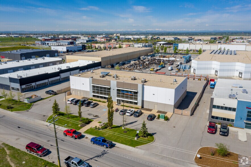 10911 50th St SE, Calgary, AB à louer - Photo de l’immeuble – Image 1 sur 9
