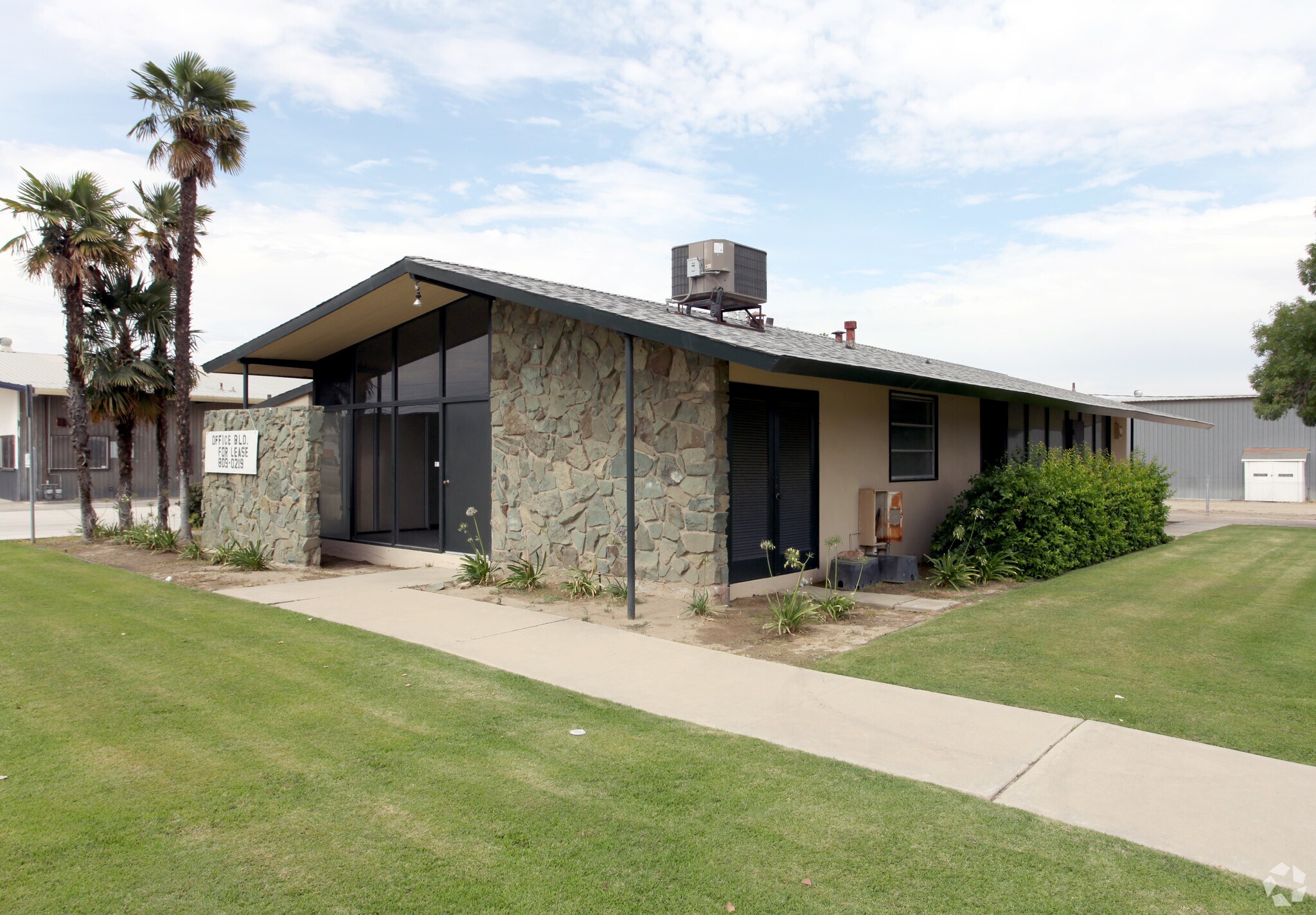 1600 S Union Ave, Bakersfield, CA à louer Photo de l’immeuble– Image 1 sur 3