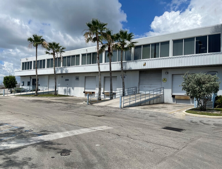 1800 SW 34th St, Fort Lauderdale, FL à louer - Photo principale – Image 1 sur 10