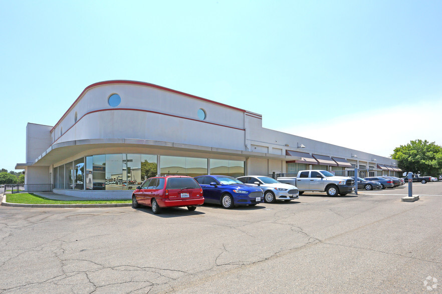 2510-2550 S East Ave, Fresno, CA à louer - Photo de l’immeuble – Image 3 sur 10