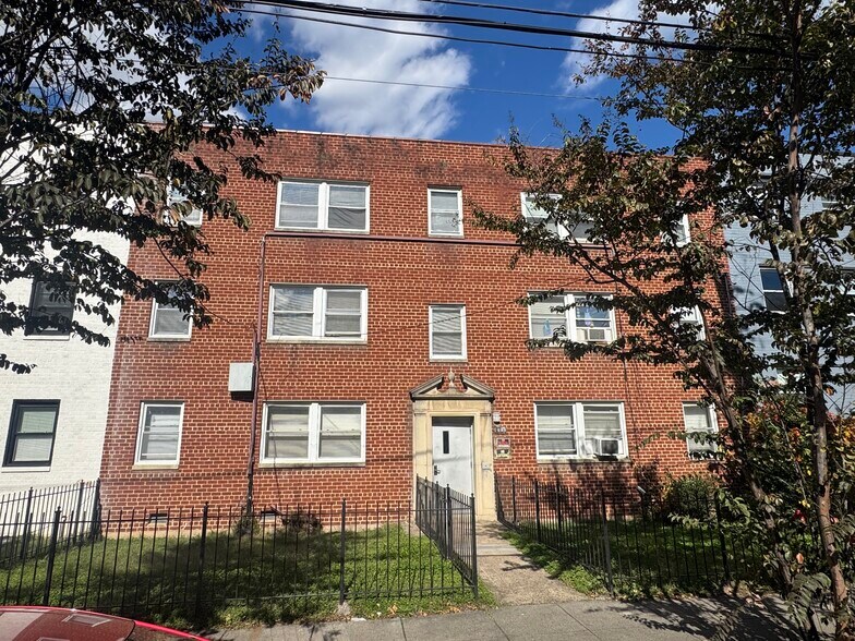 1818 Q St SE, Washington, DC à vendre - Photo de l’immeuble – Image 2 sur 7