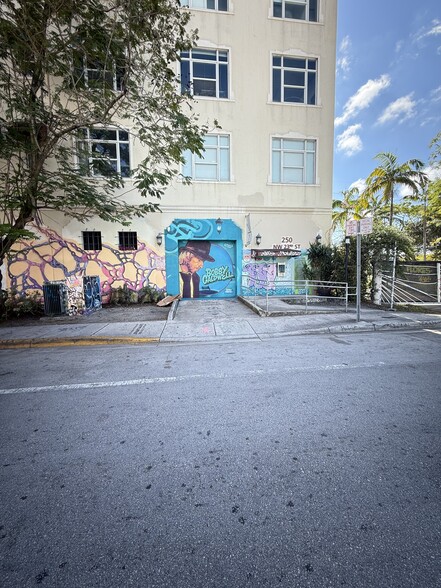 250 NW 23rd St, Miami, FL à louer - Photo de l’immeuble – Image 3 sur 9