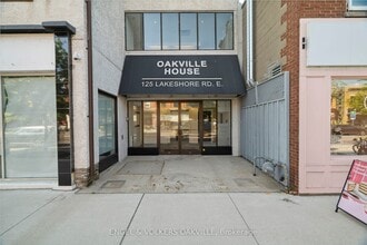 125 Lakeshore Rd E, Oakville, ON à louer Photo intérieure– Image 2 sur 26