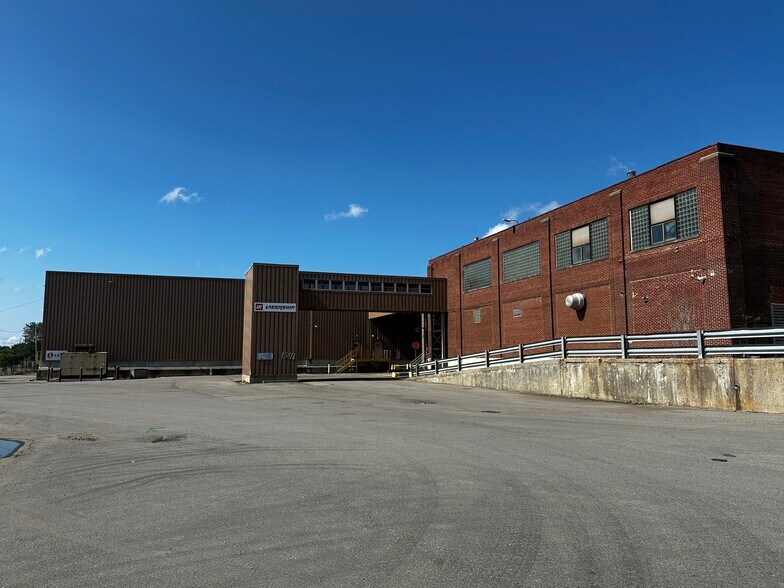 1611 James P Cole Blvd, Flint, MI à louer - Photo de l’immeuble – Image 2 sur 8