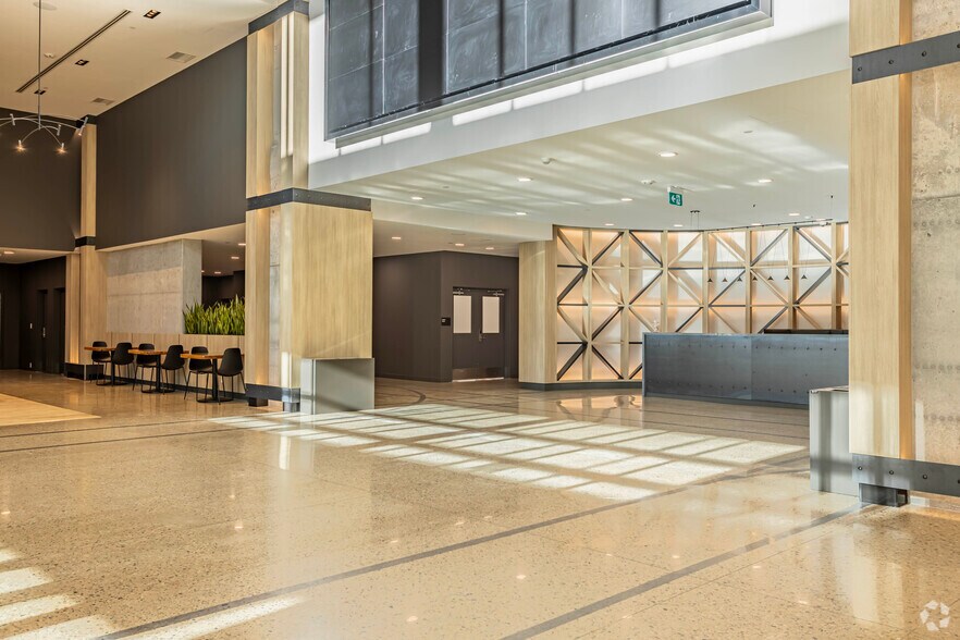 10465 101 St NW, Edmonton, AB à louer - Hall d’entrée – Image 2 sur 21