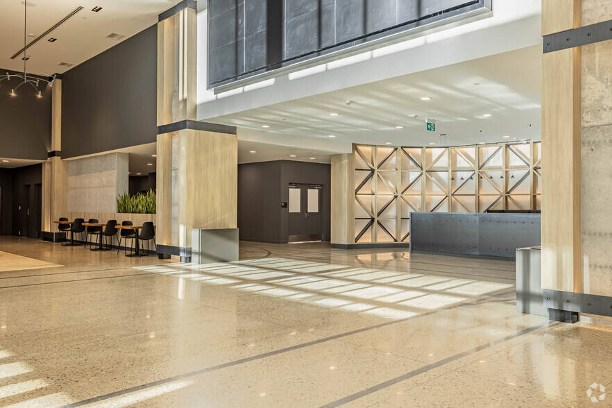 10465 101 St NW, Edmonton, AB à louer - Hall d’entrée – Image 2 sur 21