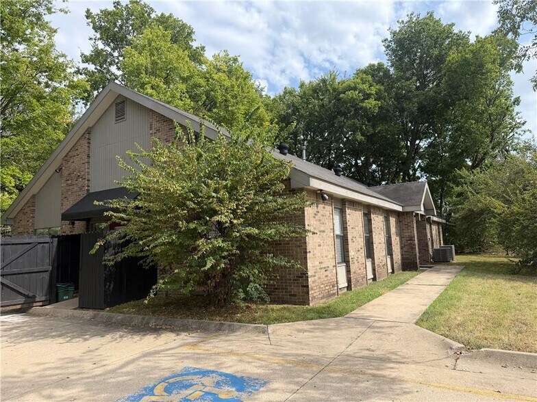 27 W Township St, Fayetteville, AR à louer - Photo de l’immeuble – Image 3 sur 10