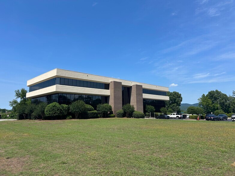 2223 Drake Ave SW, Huntsville, AL à louer - Photo de l’immeuble – Image 2 sur 12