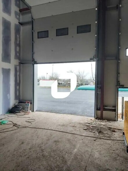 Local d’activités dans Carbon-Blanc à louer - Photo de l’immeuble – Image 3 sur 5