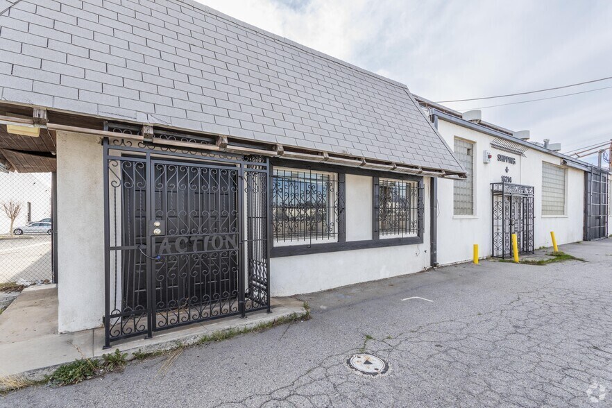 16214 Lindbergh St, Van Nuys, CA à vendre - Photo de l’immeuble – Image 3 sur 4