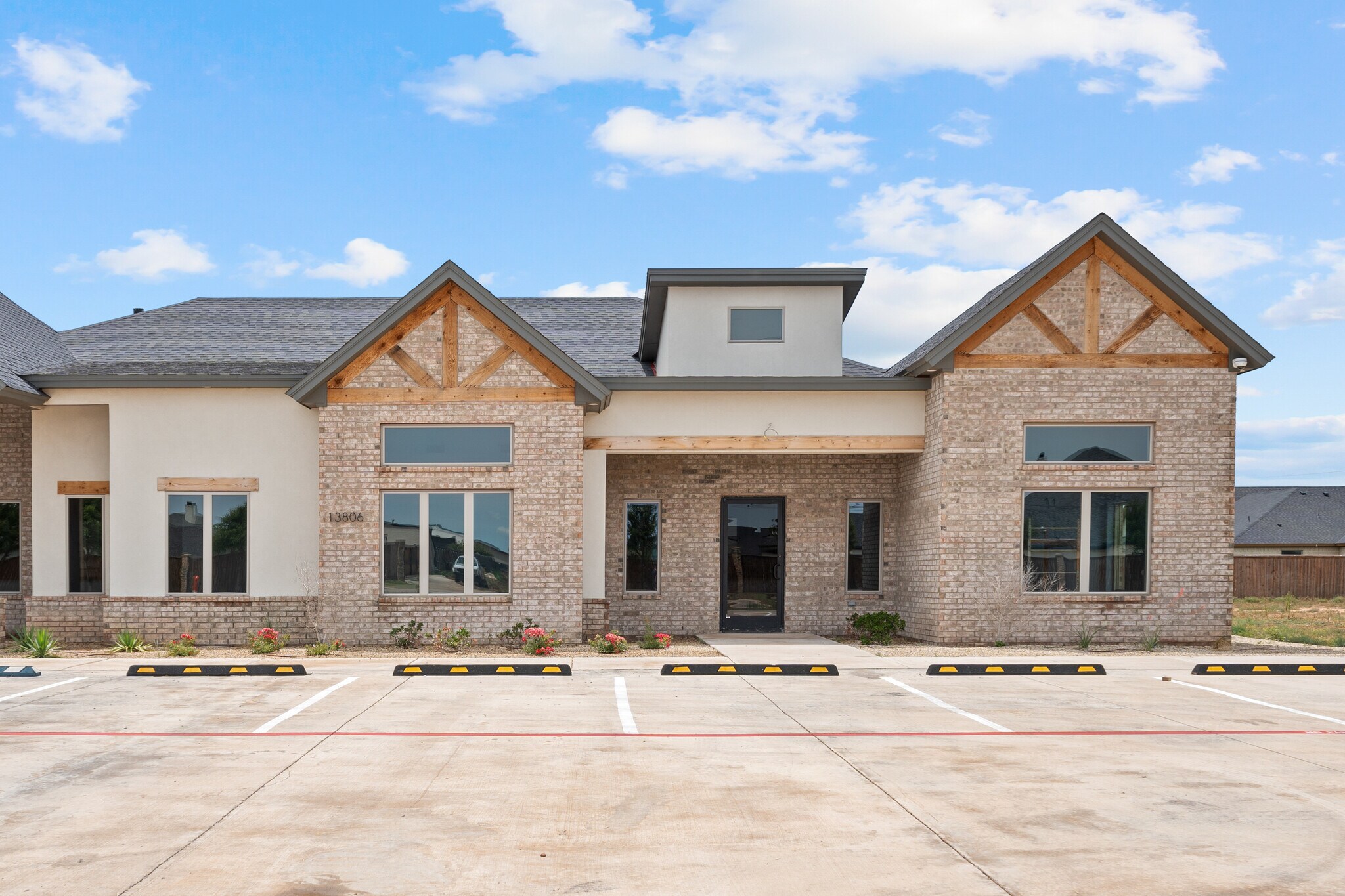 13806 Quaker Ave, Lubbock, TX à louer Photo de l’immeuble– Image 1 sur 10