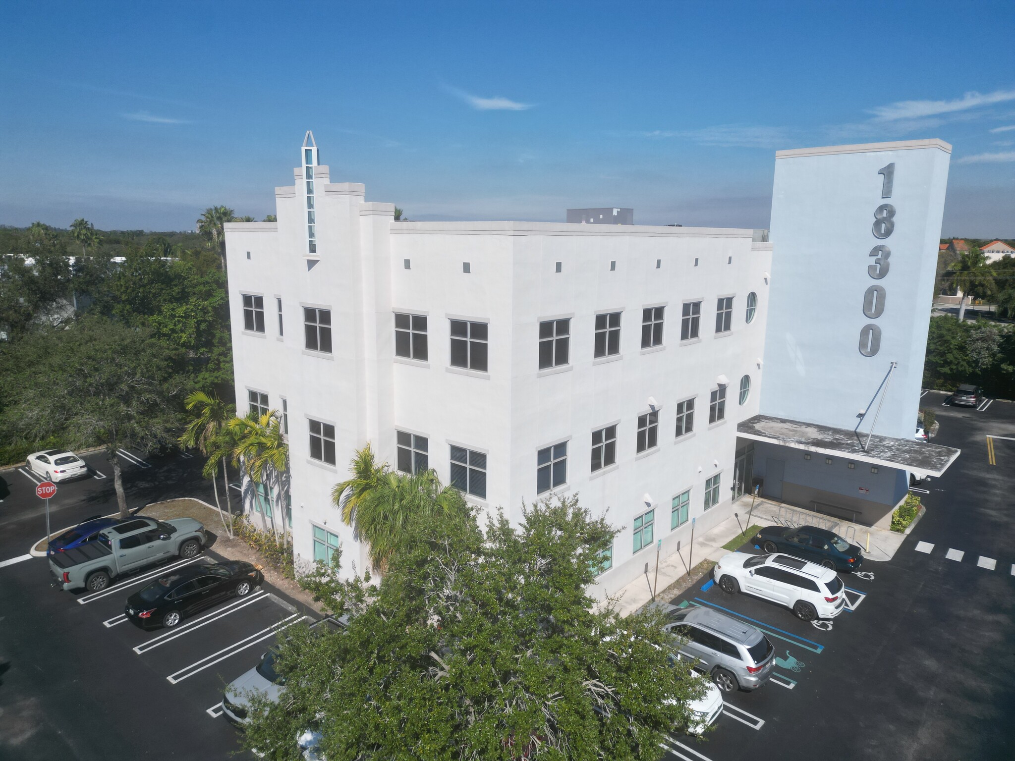 18300 NW 62nd Ave, Hialeah, FL à louer Photo de l’immeuble– Image 1 sur 8