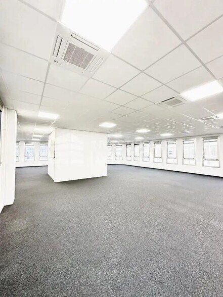 Bureau dans Bonneuil-sur-Marne à louer - Photo de l’immeuble – Image 3 sur 4