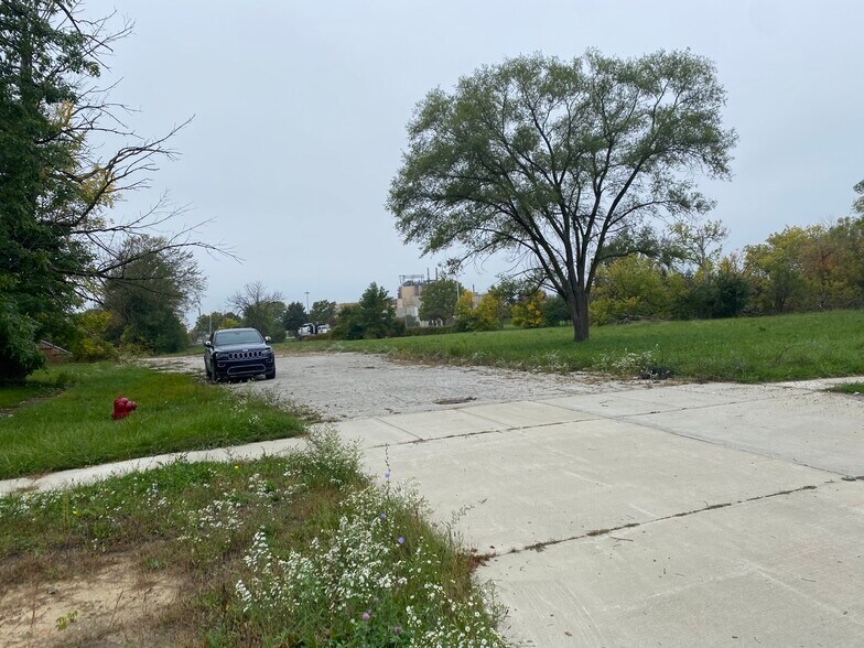 1421 Veterans Memorial Pky, Saginaw, MI à vendre - Photo de l’immeuble – Image 3 sur 3