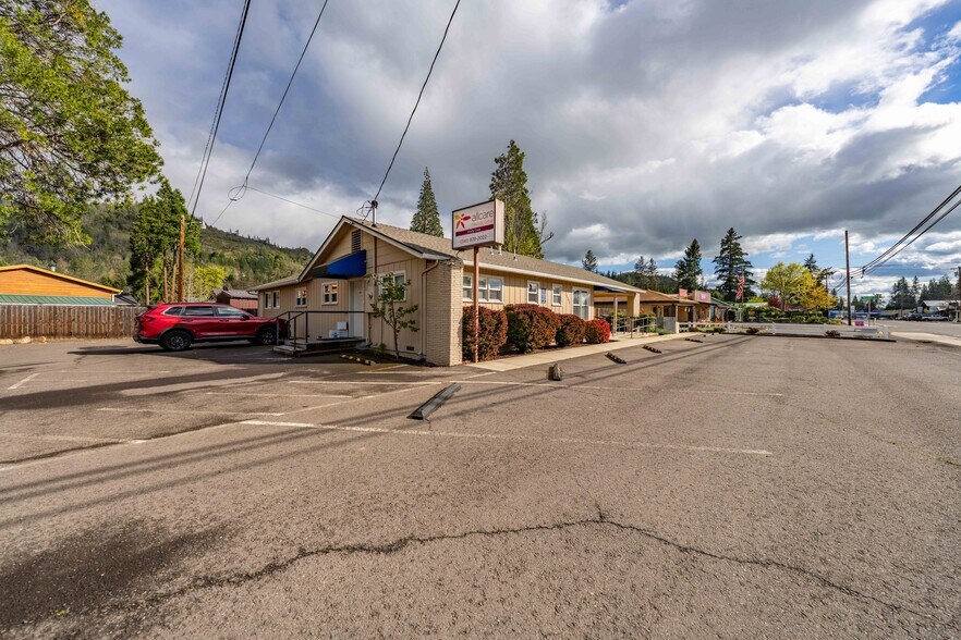 21990 Highway 62, Shady Cove, OR à vendre - Photo de l’immeuble – Image 1 sur 38