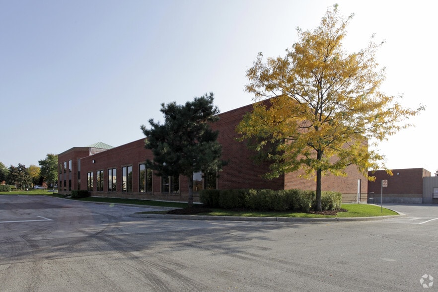 5860 Chedworth Way, Mississauga, ON à louer - Photo de l’immeuble – Image 3 sur 4