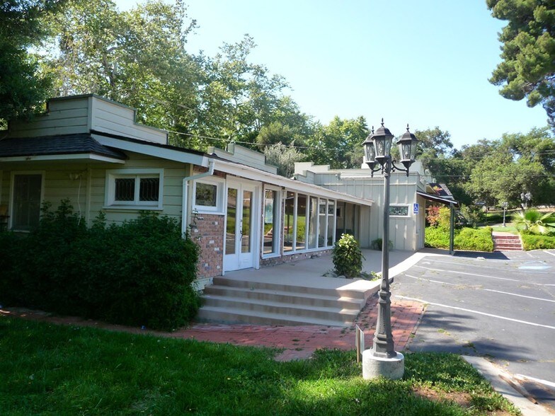 2809 S Mission Rd, Fallbrook, CA à louer - Photo de l’immeuble – Image 3 sur 23