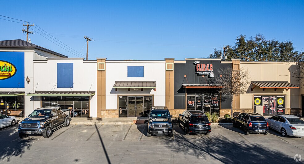 12030 Bandera Rd, Helotes, TX à louer - Photo de l’immeuble – Image 2 sur 16