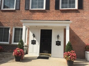 377 Fisher Rd, Grosse Pointe Farms, MI à louer Photo intérieure– Image 1 sur 3