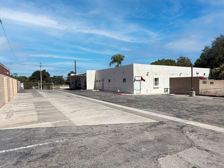 23986 Pine St, Santa Clarita, CA à vendre - Photo de l’immeuble – Image 2 sur 6