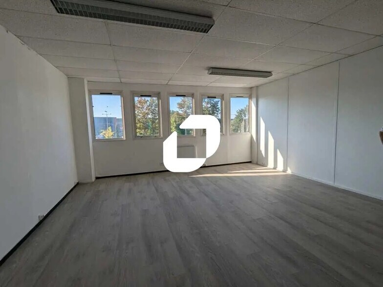 Bureau dans Coignières à louer - Photo de l’immeuble – Image 1 sur 7