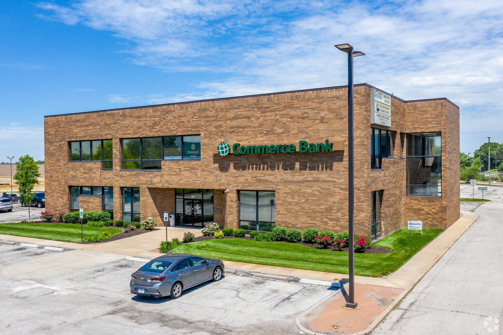 110 NW Barry Rd, Kansas City, MO à louer Photo principale– Image 1 sur 4