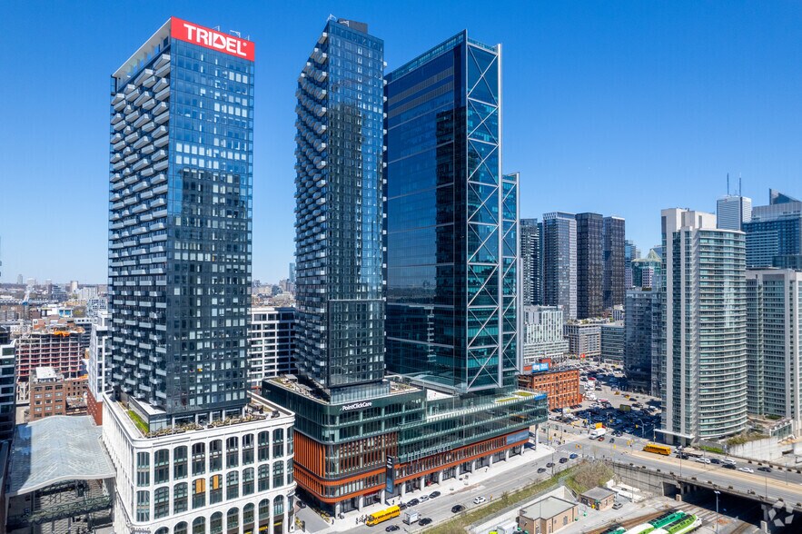 8 Spadina Ave, Toronto, ON à louer - Photo de l’immeuble – Image 3 sur 5