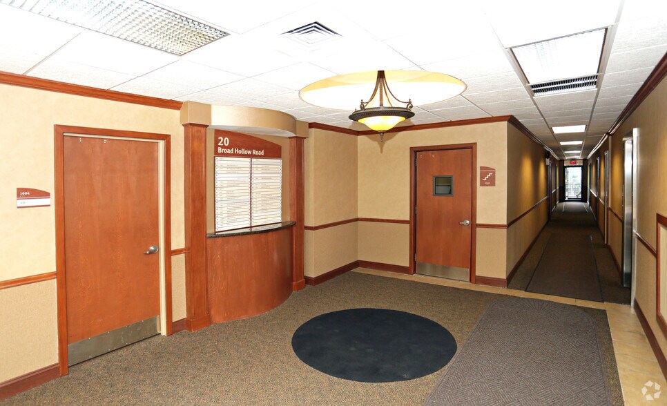 20 Broadhollow Rd, Melville, NY à louer - Hall d’entrée – Image 3 sur 14