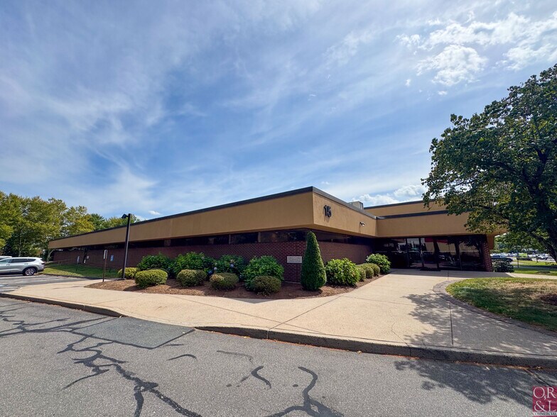 15 Palomba Dr, Enfield, CT à vendre - Photo principale – Image 1 sur 10