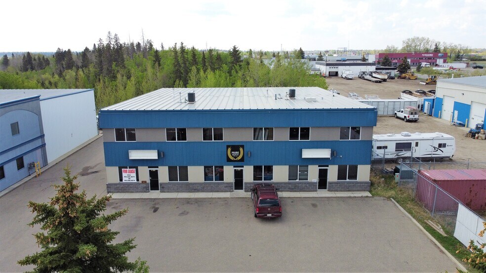 8121 49 Ave Close, Red Deer, AB à vendre - Photo de l’immeuble – Image 2 sur 26