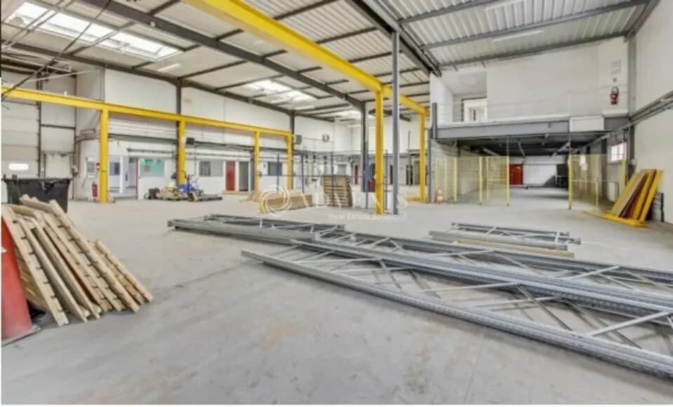 Local d’activités dans Voisins-le-Bretonneux à louer - Photo de l’immeuble – Image 1 sur 5