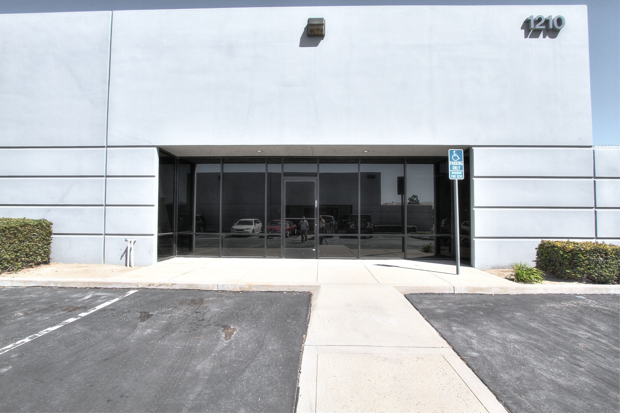 1210 E Lexington Ave, Pomona, CA à louer Photo de l’immeuble– Image 1 sur 16