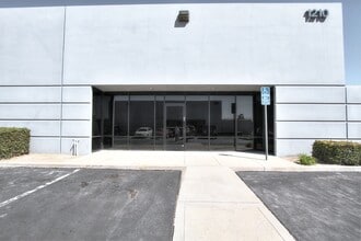 1210 E Lexington Ave, Pomona, CA à louer Photo de l’immeuble– Image 1 sur 16