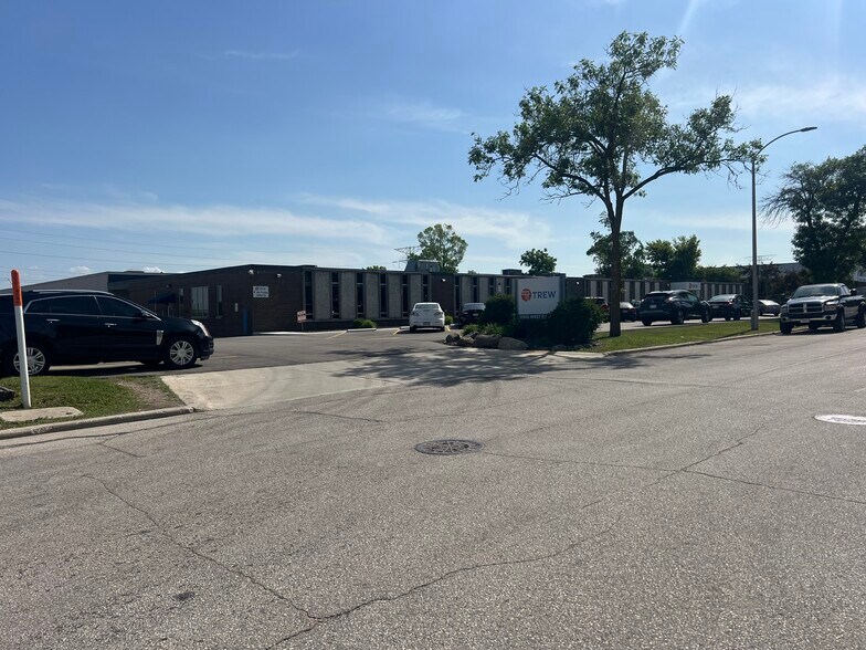 11925 W Carmen Ave, Milwaukee, WI à louer - Photo de l’immeuble – Image 1 sur 25