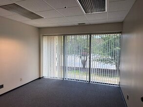 39111 W 6 Mile Rd, Livonia, MI à louer Photo intérieure– Image 1 sur 1