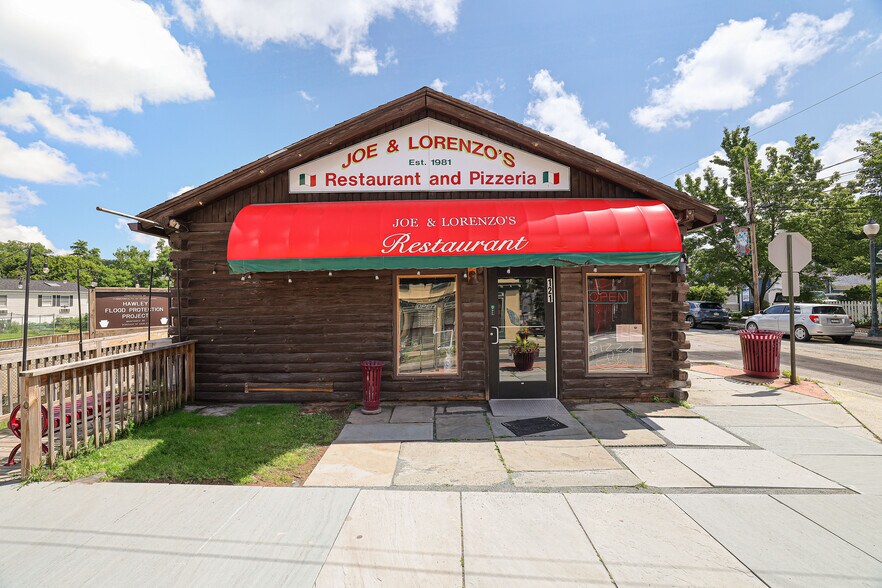 121 Main Ave, Hawley, PA à vendre - Photo principale – Image 1 sur 57